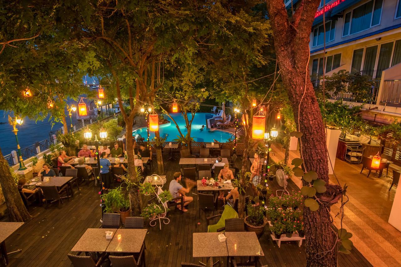 New Siam Riverside Bangkok Bagian luar foto